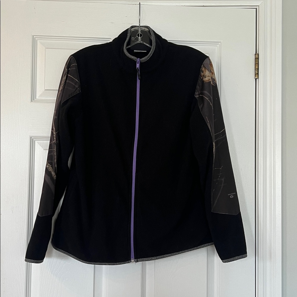 4/$20 Yukon Gear Black Jacket with Camouflage Sleeves